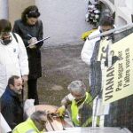 Policías y forenses portan el féretro de las dos primeras víctimas de Olot, cuyos cadáveres fueron exhumados en la mañana de ayer