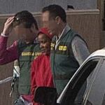 Ana Julia Quezada (de rojo), la autora confesa de la muerte de Gabriel Cruz, trasladada a Rodalquilar, en Níjar (Almería), para una reconstrucción de los hechos. EFE/ Ricardo García