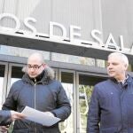 Los alcaldes de Villarino y Pereña, a las puertas de los juzgados de Salamanca
