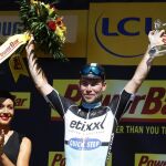 Mark Cavendish celebra en el podio su victoria en en la séptima etapa del Tour.