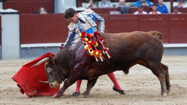 Ginés Marín toreando por derechazos al tercero de la tarde / EFE