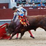 Ginés Marín toreando por derechazos al tercero de la tarde / EFE