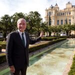 El alcalde de Málaga, Francisco de la Torre, posando para los medios de comunicación delante del Ayuntamiento