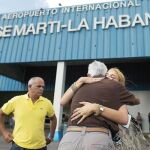 Una cubana recibe en el aeropuerto de La Habana a un familiar llegado ayer de Estados Unidos