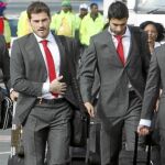 Los jugadores, uniformados y despiertos, nada más bajarse del avión
