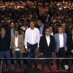 El presidente de Societat Civil Catalana, Rafael Arenas (c), junto al presidente del Partido Popular Catalán, Xavier García Albiol (4i), y otros representantes políticos durante el acto de Sociedad Civil Catalana con motivo de la Fiesta de España celebrado en el Teatro Victoria de Barcelona