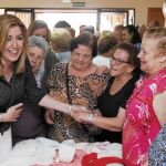 La presidente de Andalucia, Susana Díaz, ayer, con los vecinos de Camas, Sevilla