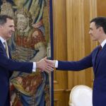 Felipe VI saluda al secretario general del PSOE, Pedro Sánchez en el Palacio de la Zarzuela, dentro de la tercera ronda de consultas.