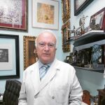 El psiquiatra Javier Criado en su despacho profesional