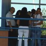 Adrián se despide de sus familiares antes de entrar en prisión