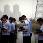 Soldados, policías y paramilitares asisten a un funeral por las víctimas de la explosión química del pasado 12 de agosto en Tianjin (China)