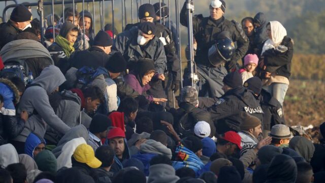 Un grupos de inmigrantes llega a Croacia procedente de Serbia.