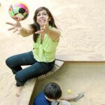Alicia Sánchez Camacho juega en un parque con su hijo