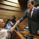 El socialista Javier Fernández recibe la felicitación de la candidata popular a la presidencia, Mercedes Fernández