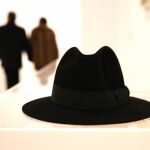 Recreación de Pessoa con su característico sombrero en una muestra celebrada en el Reina Sofía de Madrid (Foto: Rubén Mondelo)
