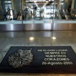Placa colocada en el aeropuerto de Madrid- Barajas en honor de los fallecidos y afectados del accidente del avión de Spanair