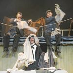 Litus Ruiz (centro) interpreta a Henry Lehman junto a Darío Paso (izquierda) y Víctor Clavijo (derecha)