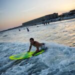 El grupo logra batir en California el Récord Guinness de surfistas navegando juntos.
