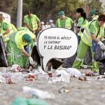 Paisaje tras la verbena el pasado verano en las playas de Barcelona