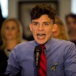 El español Alfonso Calderon, estudiante de la escuela secundaria Marjory Stoneman Douglas, ofrece una rueda de prensa en el Congreso de Florida en Tallahassee, Florida (Estados Unidos)