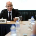 La CE erre que erre. La Comisión Europea sigue en sus trece y mantiene que España no cumplirá con los objetivos de déficit fijados para éste y el próximo año. Ayer confirmó su examen para no dejar al desnudo a su comisario Pierre Moscovici