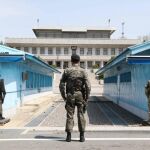 Soldados de las Fuerzas de Corea del Sur de EEUU hacen guardia en la aldea de tregua de Panmunjom, en la militarizada frontera intercoreana, al norte de Seúl (Corea del Sur)