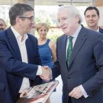 Patxi López saluda a presidente del Grupo Promecal, Antonio Méndez Pozo, momentos antes de participar en la jornada organizada por el Diario de Burgos