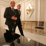 Luis de Guindos a su llegada al desayuno informativo
