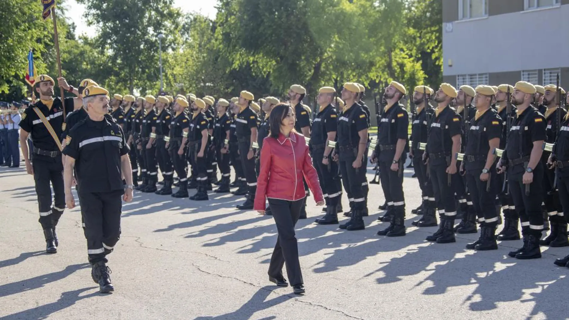 Robles y el teniente general Alcañiz pasan revista a las tropas