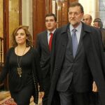 Soraya Sáenz de Santamaría, Mariano Rajoy y José Luis Ayllón, ayer, en los pasillos del Congreso