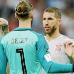 Sergio Ramos y De Gea hablan durante el partido del viernes contra Portugal