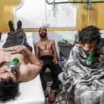 En la imagen, civiles son atendidos en la localidad de Shifunieh, en Guta Oriental, por un ataque con gas, según denuncian trabajadores de las ONG