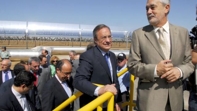 El presidente de la Junta de Andalucía, José Antonio Griñán (d), y el presidente de ACS, Florentino Perez (2d),