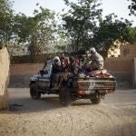 Soldados tuareg del ejército de Mali patrullan las calles de Gao