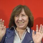 Fotografía tomada el 11 de octubre de 2013 que muestra a la escritora Svetlana Alexievich en la Feria del Libro de Fráncfort (Alemania)