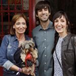 El cabeza de lista de Unidos Podemos al Congreso por Vizcaya, Eduardo Maura, acompañado de su madre y su hermana antes de votar