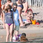 Nicolas, Carla y su hija, Giulia, en 2014, en Cap Nègre