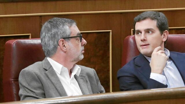 José Manuel Villegas y Albert Rivera, ayer, en el Congreso de los Diputados