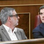 José Manuel Villegas y Albert Rivera, ayer, en el Congreso de los Diputados