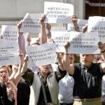 Protesta de afectados ante la sede de Afinsa en Madrid en 2006