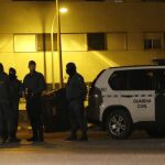 Efectivos de la Guardia Civil en Roquetas de Mar, cerca de la calle en la que fue encontrado muerto un varón de 42 años, de Guinea Bissau
