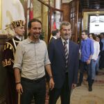 El líder de Podemos en mangas de camisa junto al ex JEMAD y número dos de la formación por Zaragoza, Julio Rodríguez