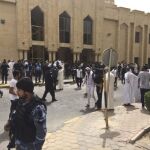 Fuerzas de seguridad y civiles a las afueras de la mezquita tras el ataque