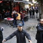Agentes de policía israelíes en el lugar donde se ha producido un tiroteo en Tel Aviv,