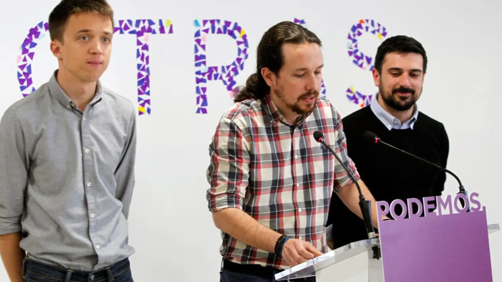 Pablo Iglesias (c), en rueda de prensa junto Íñigo Errejón (i) y Ramón Espinar (d). EFE/Nicolás Rodríguez