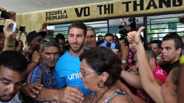 El futbolista español del Real Madrid Sergio Ramos visita la escuela primaria Vo Thi Thang, en La Habana (Cuba).