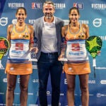 Mapi y Majo Sánchez Alayeto posan con sus trofeos