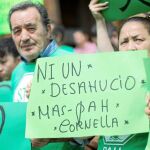 El color verde volvió a dominar una nueva protesta de la Plataforma de Afectados por los Desahucios (PAH), ocurrida ayer en Cornellà de Llobregat