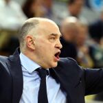 El entrenador del Real Madrid, Pablo Laso, durante el partido de la primera semifinal de la Copa del Rey que Iberostar Tenerife y Real Madrid disputan esta tarde en el Gran Canaria Arena, en Las Palmas de Gran Canaria. EFE/Elvira Urquijo A.