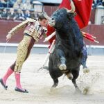 El Juli remata una serie al primero de la tarde con un soberbio pase de pecho
